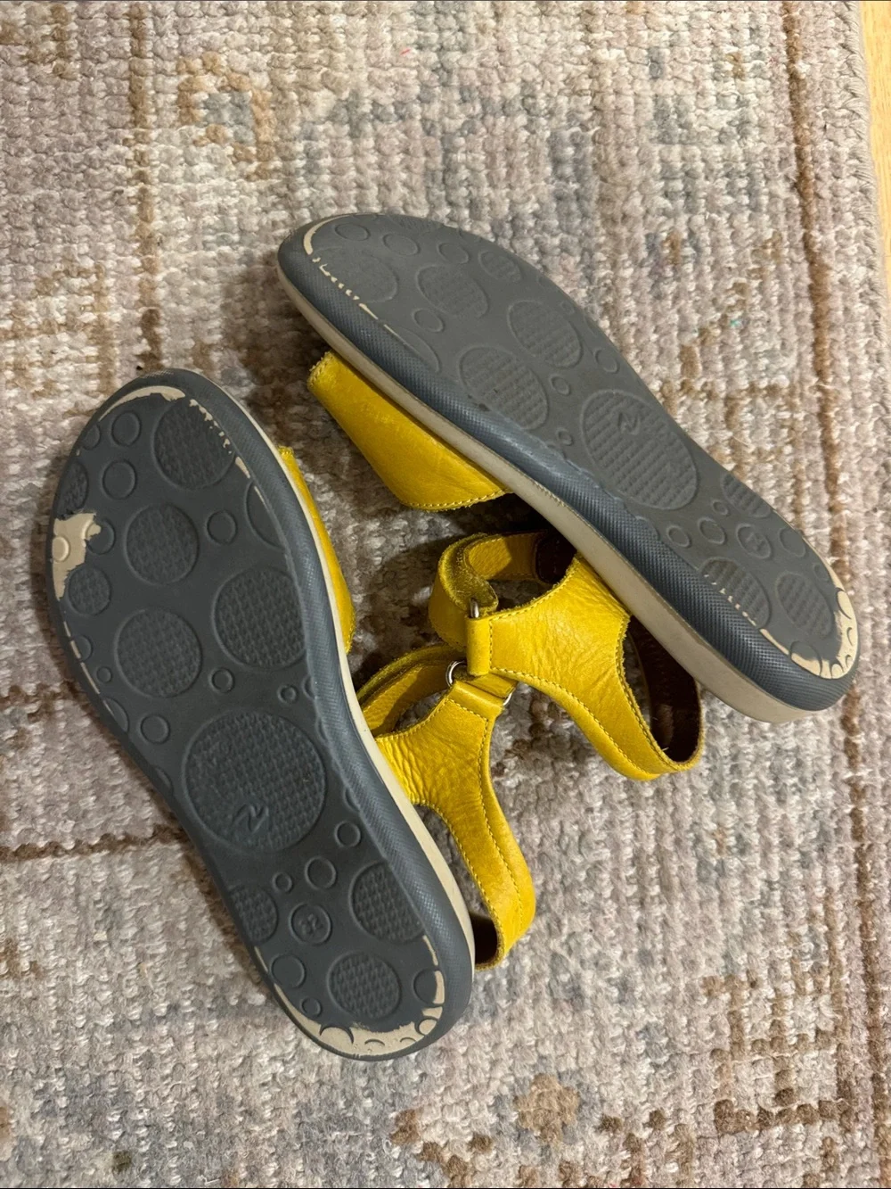 Naturino yellow leather
